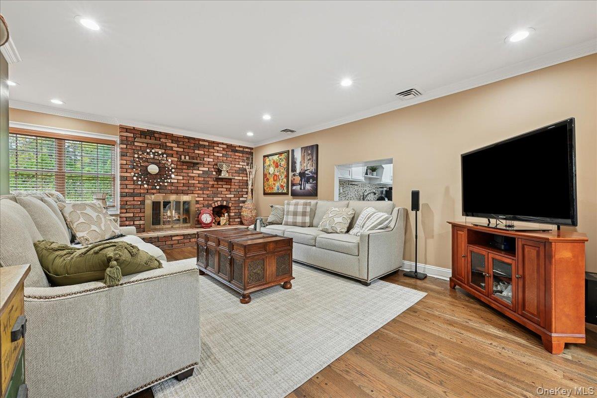 #10 photo, 21 Colgate Lane, Woodbury , NY 11797