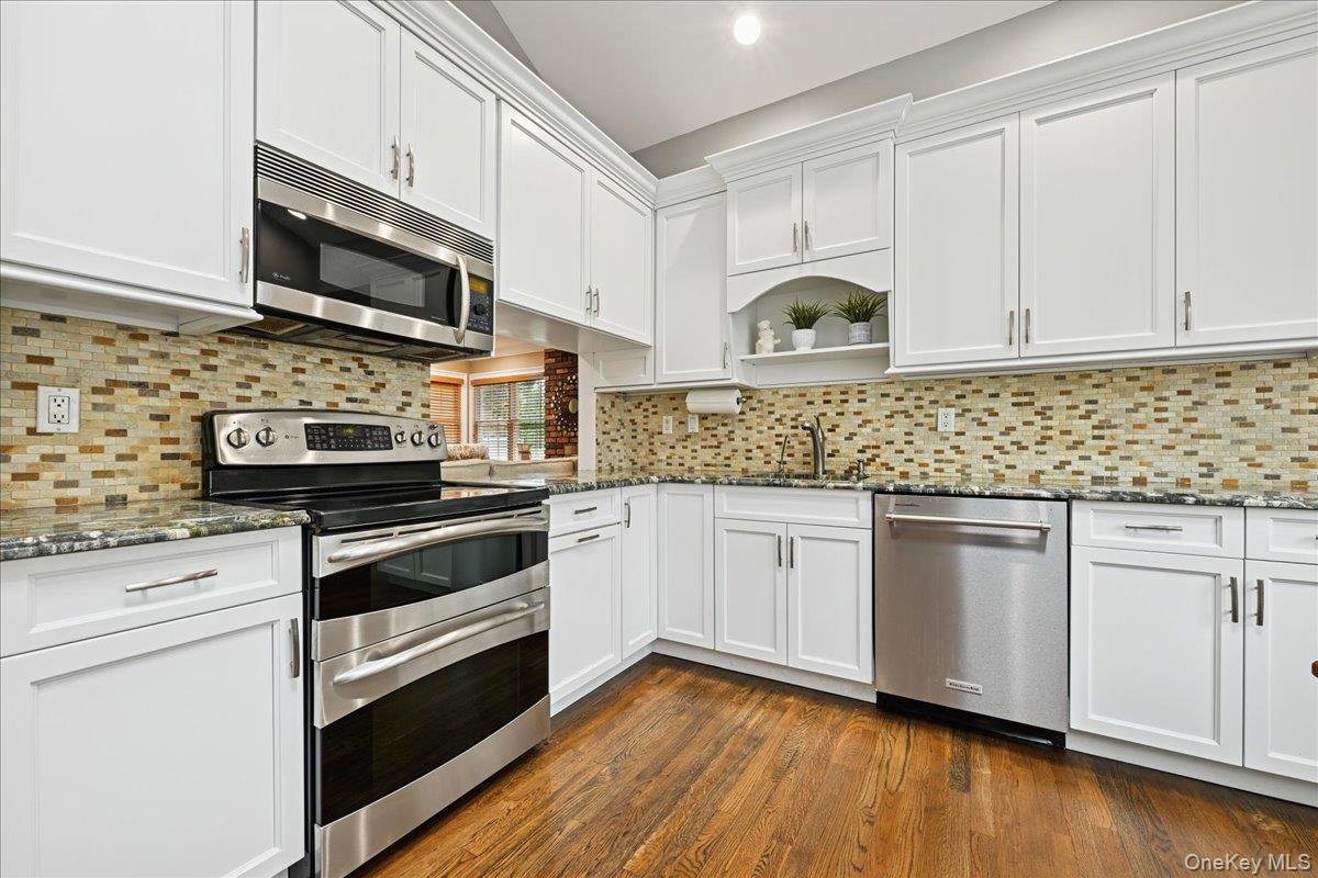 #4 photo, 21 Colgate Lane, Woodbury , NY 11797