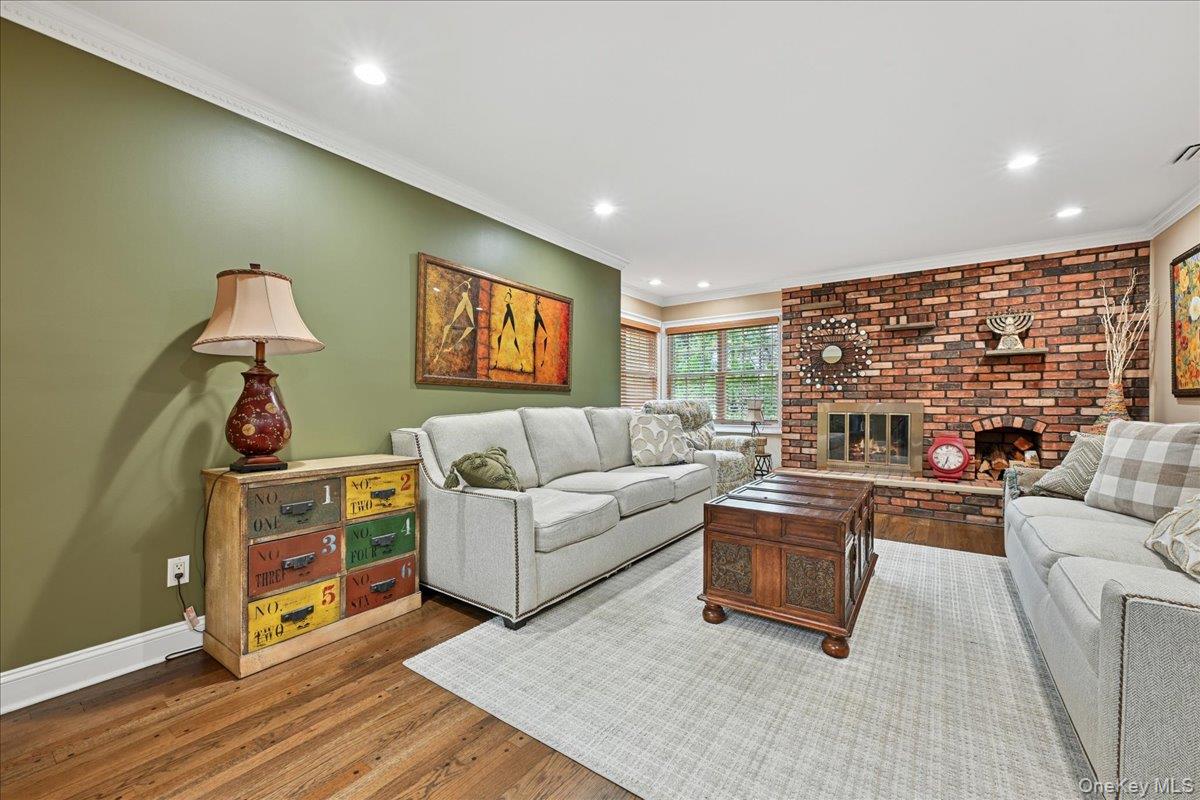 #8 photo, 21 Colgate Lane, Woodbury , NY 11797