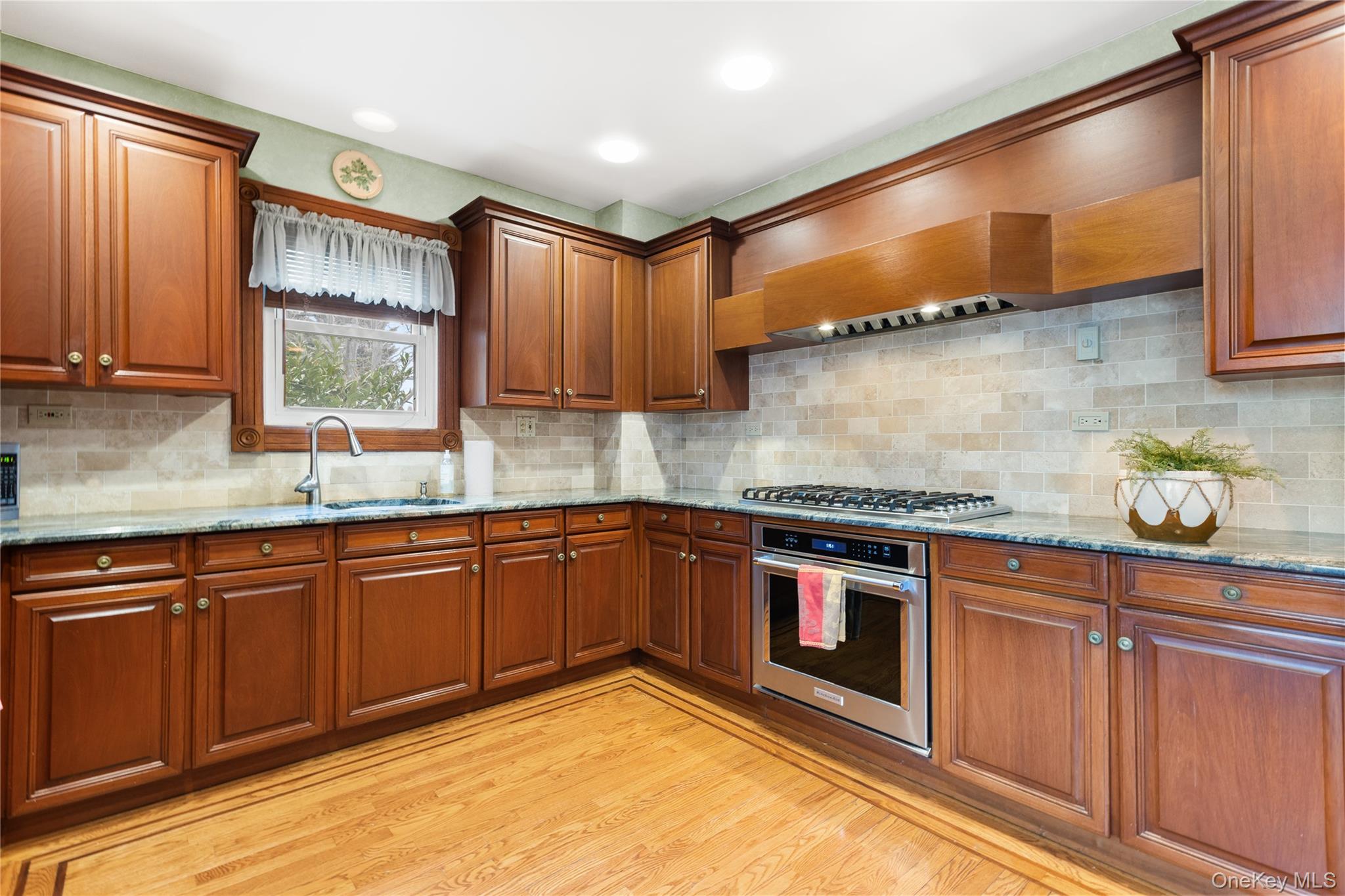 #8 photo, 52 Marvin Lane, מחוז סאפוק Islip , NY 11751