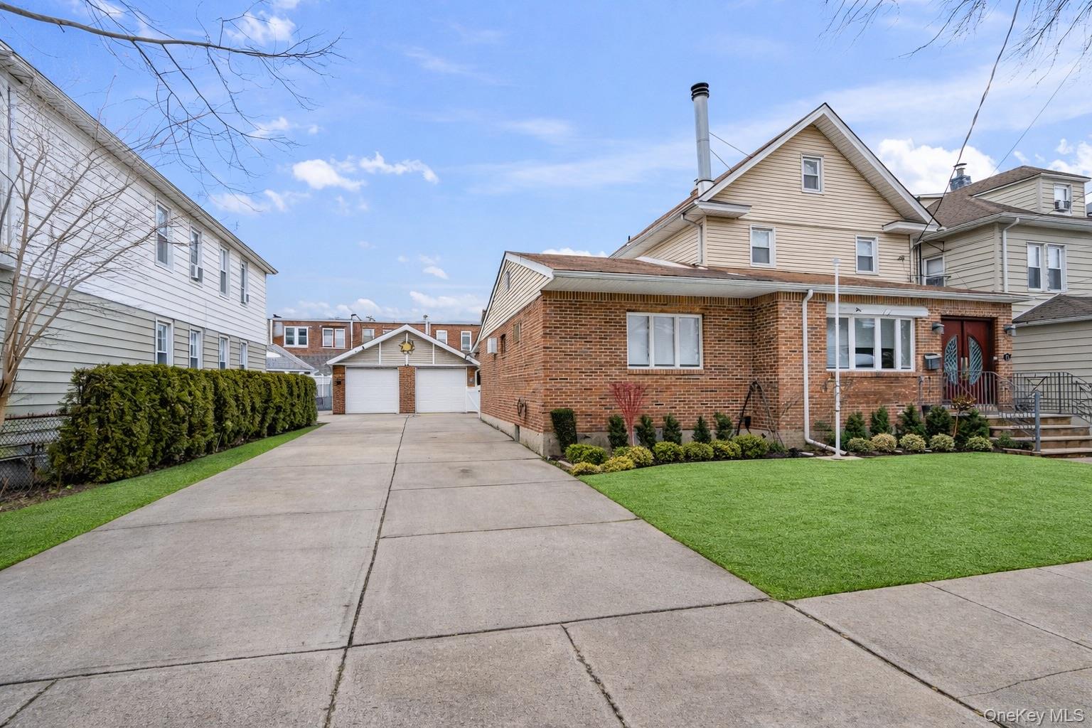 #1 photo, 11 W Hitchcock Avenue, Floral Park , NY 11001