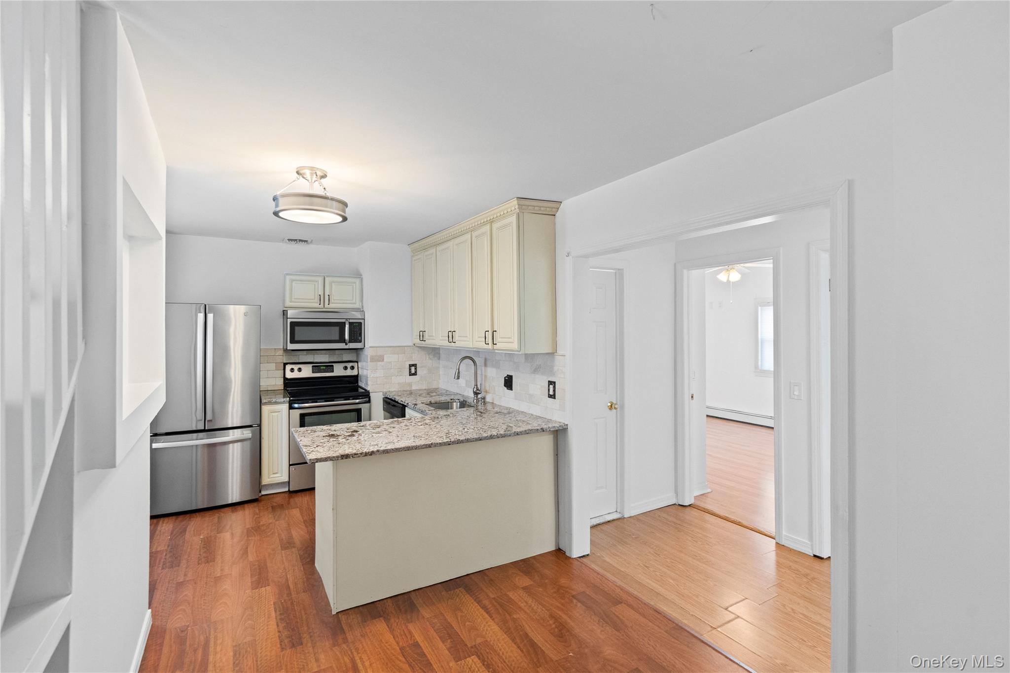 #17 photo, 11 W Hitchcock Avenue, Floral Park , NY 11001