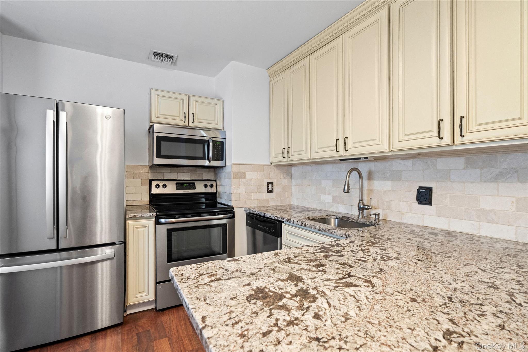 #18 photo, 11 W Hitchcock Avenue, Floral Park , NY 11001