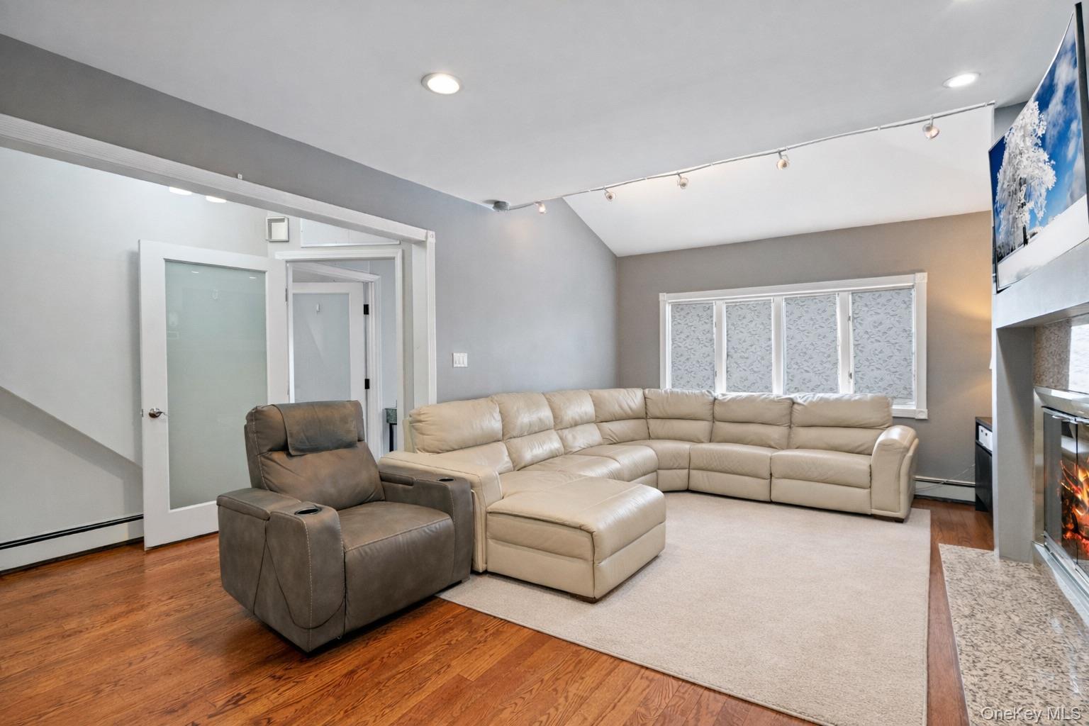 #9 photo, 11 W Hitchcock Avenue, Floral Park , NY 11001