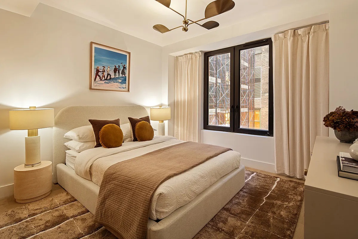 #9 photo, 21 W 17th Street, Flatiron , NY 10011