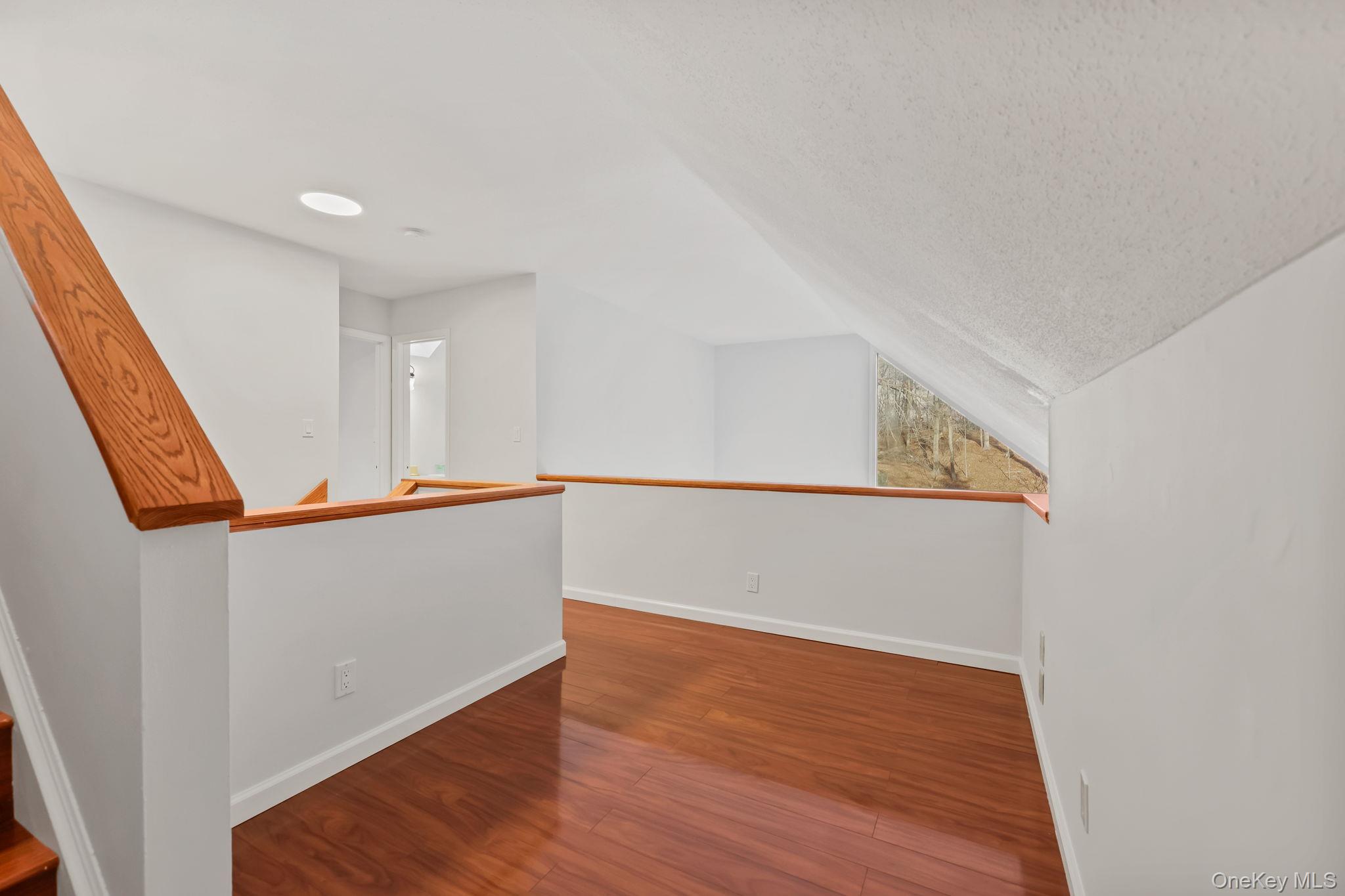 #19 photo, 11 Pondview Close, Chappaqua , NY 10514