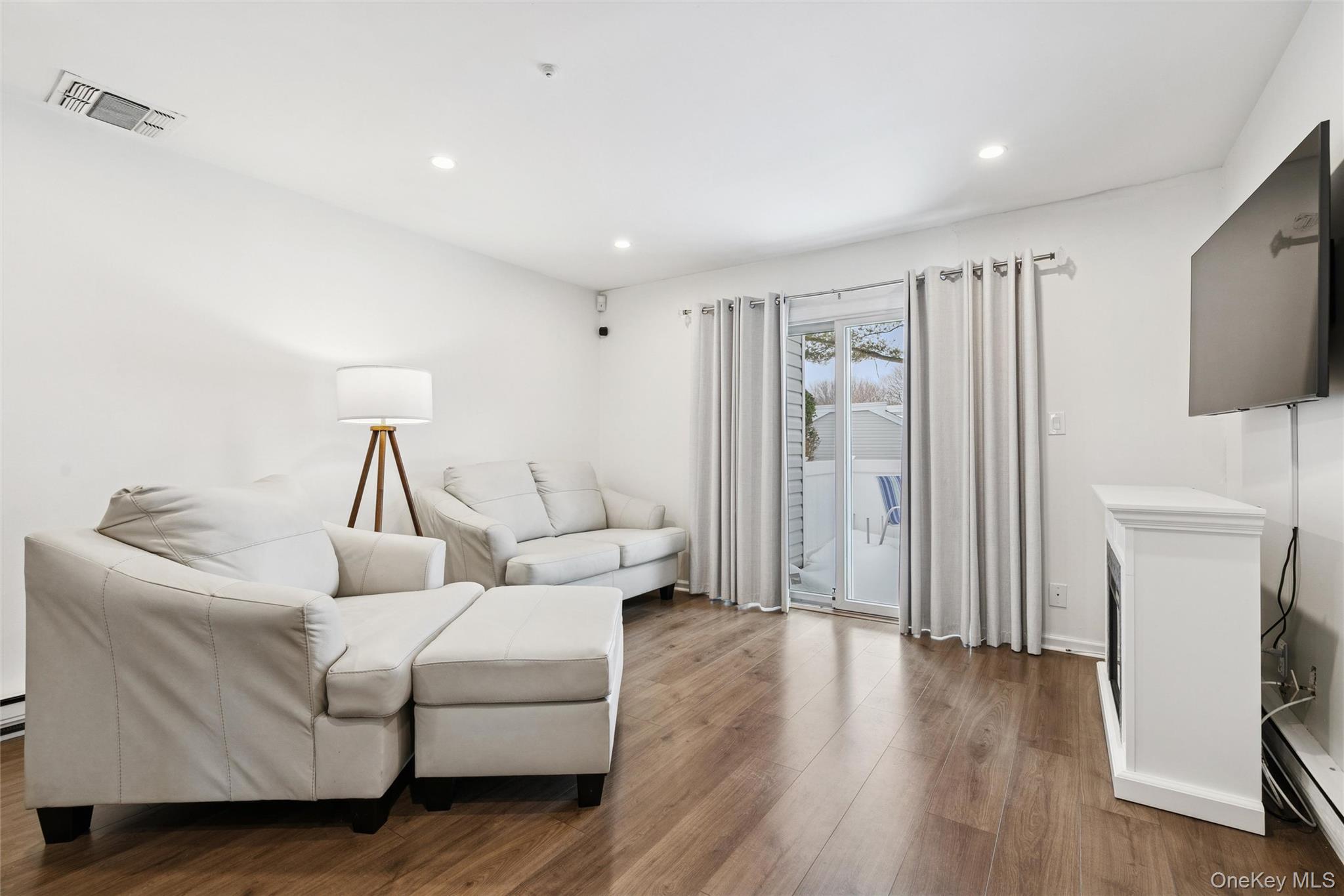 #4 photo, 201 Bentley Court, מחוז סאפוק Saint James , NY 11780