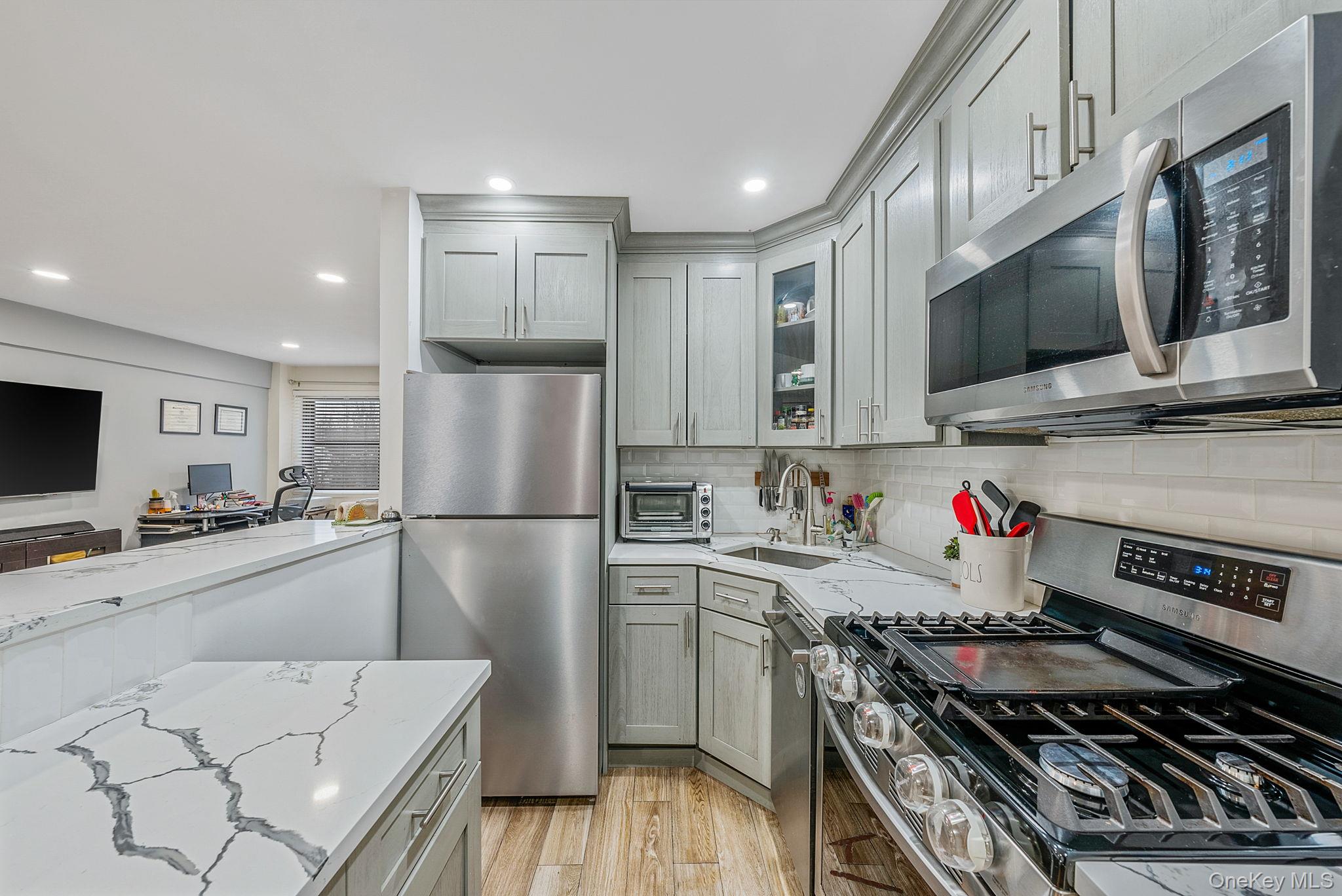 #8 photo, 25 Park Place, Great Neck , NY 11021