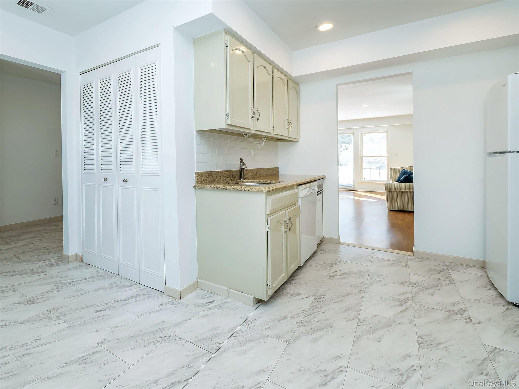 #11 photo, 78 Santa Barbara Drive, Plainview , NY 11803