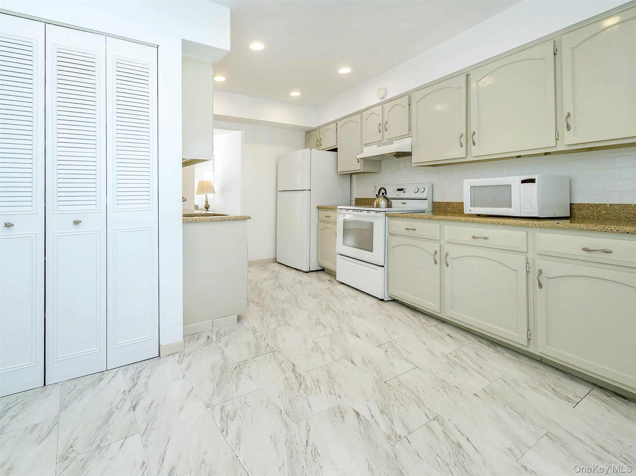 #7 photo, 78 Santa Barbara Drive, Plainview , NY 11803