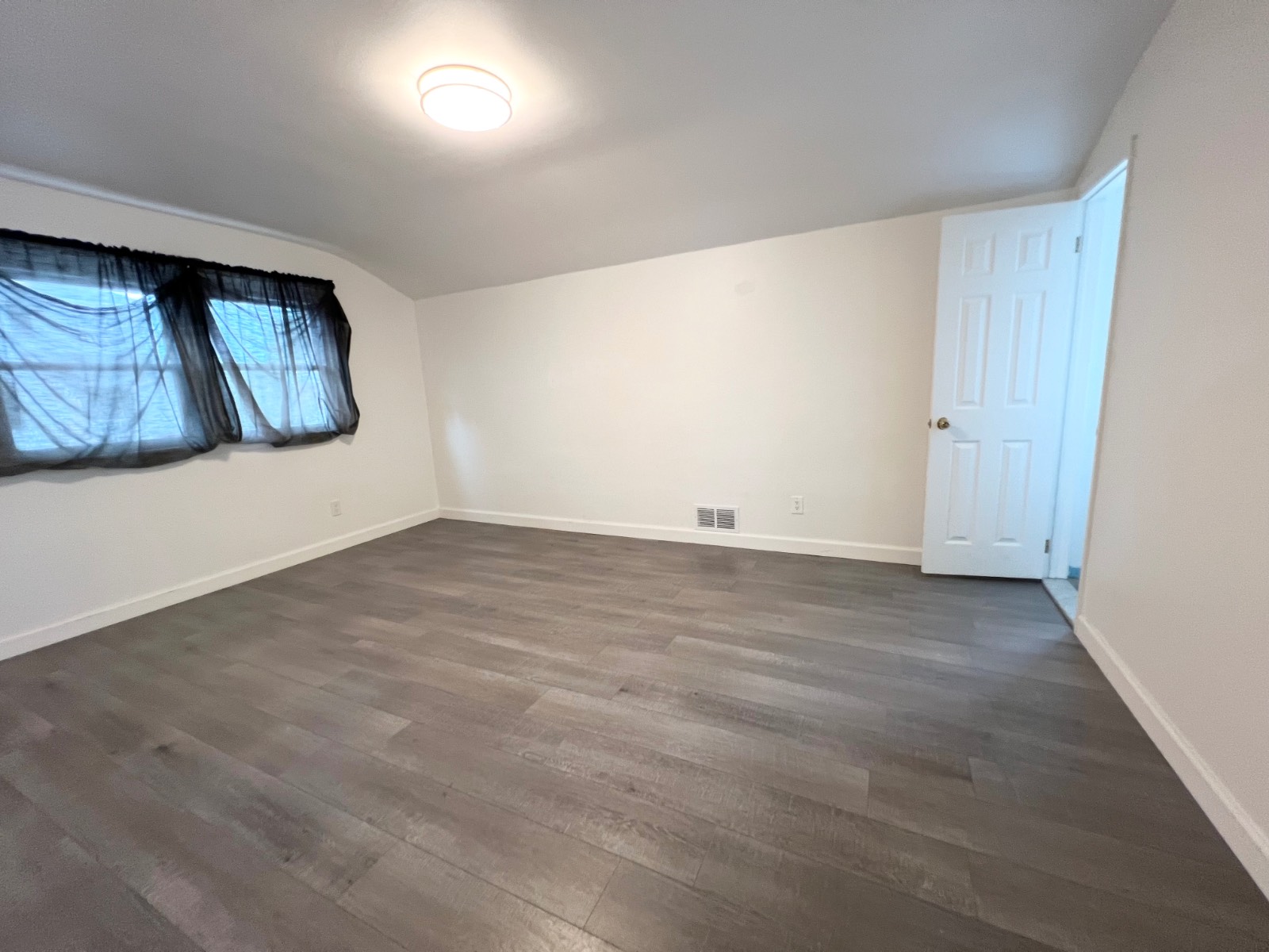 #11 photo, 156 Petrus Ave, #2nd Floor, Staten Island , NY 10312