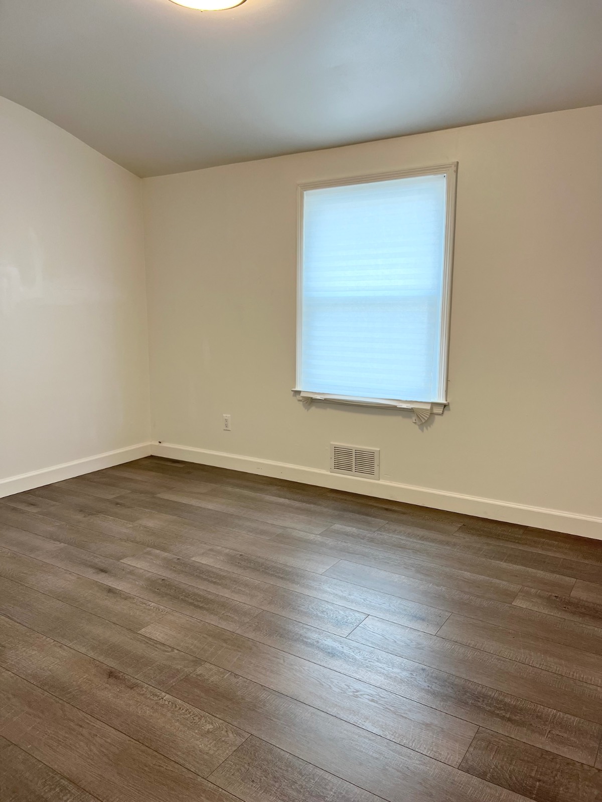 #12 photo, 156 Petrus Ave, #2nd Floor, Staten Island , NY 10312