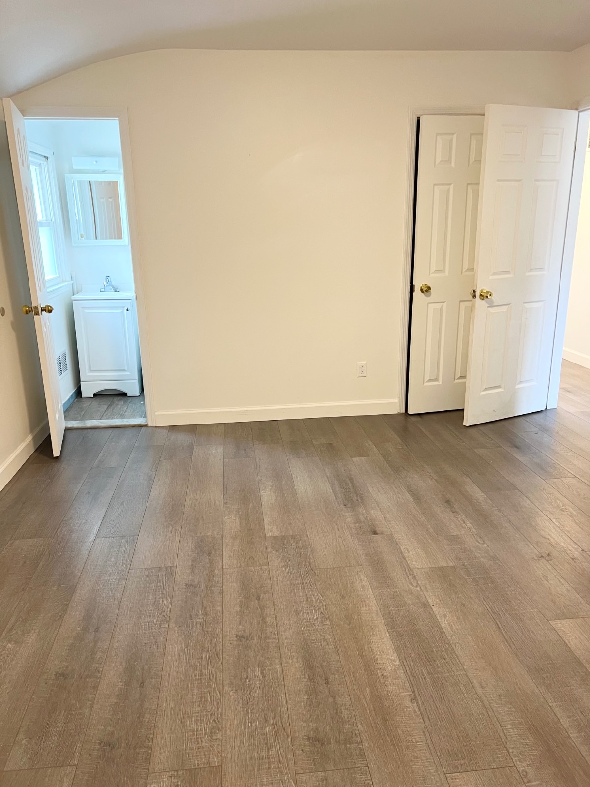 #8 photo, 156 Petrus Ave, #2nd Floor, Staten Island , NY 10312