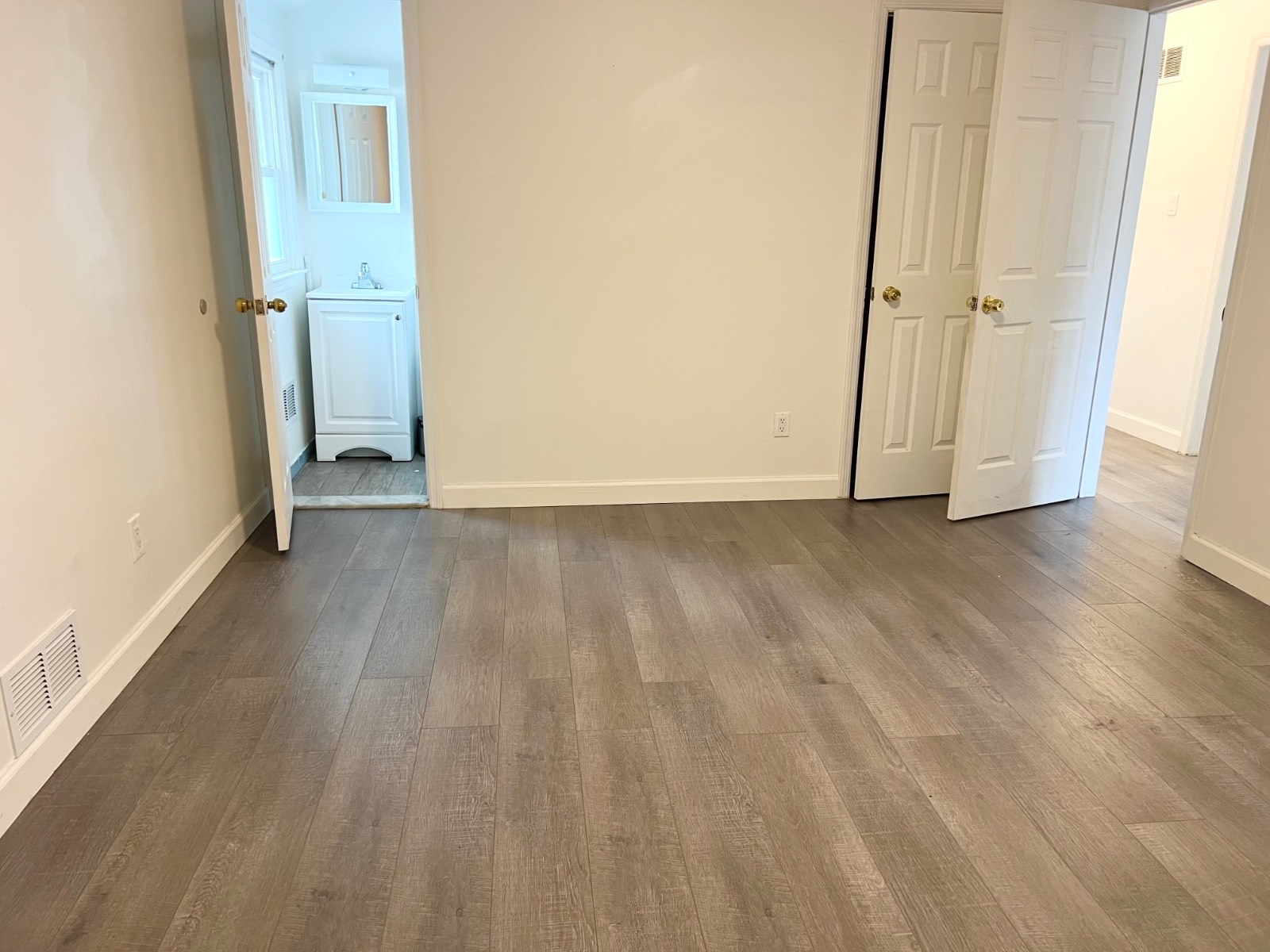 #9 photo, 156 Petrus Ave, #2nd Floor, Staten Island , NY 10312