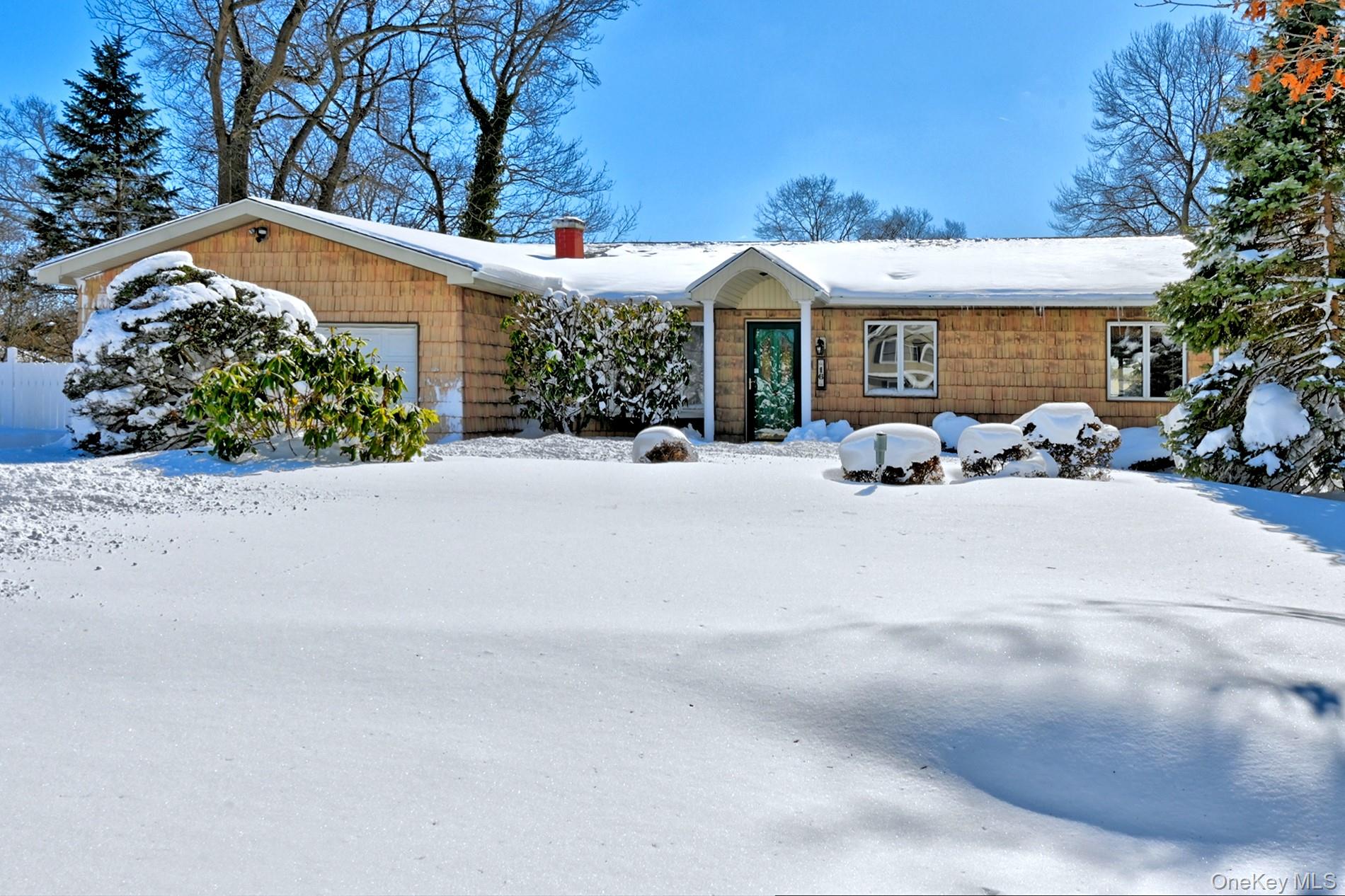 #1 photo, 16 Hempstead Street, 롱 아일랜드 Holtsville , NY 11742