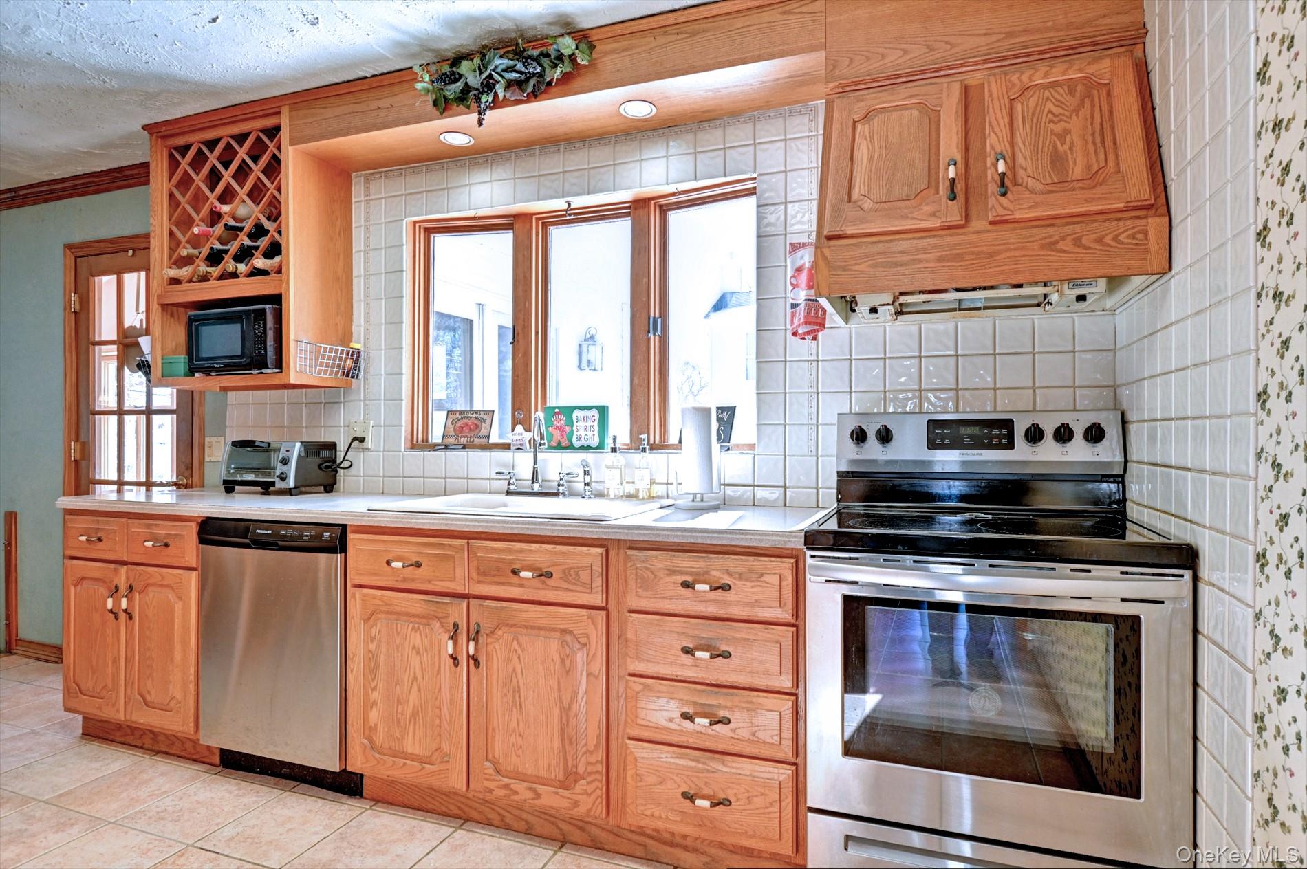 #16 photo, 16 Hempstead Street, 롱 아일랜드 Holtsville , NY 11742