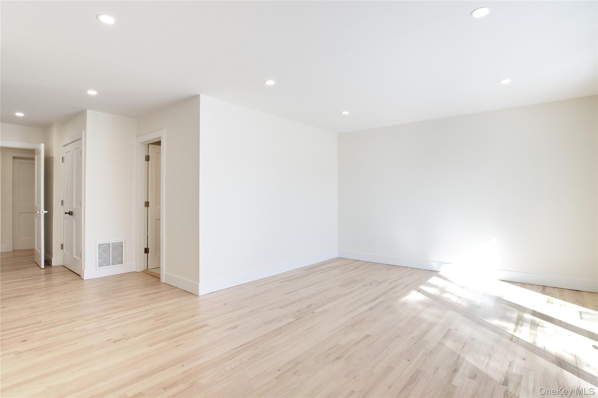 #12 photo, 29 Woodland Drive, Roslyn , NY 11576