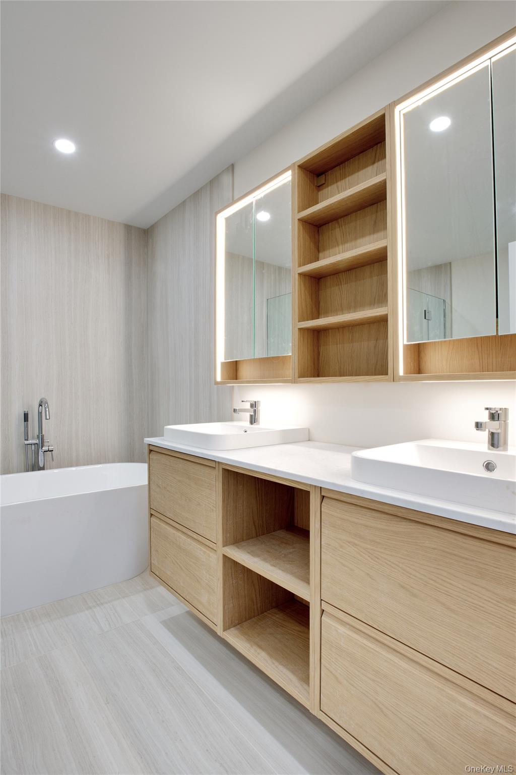 #14 photo, 29 Woodland Drive, Roslyn , NY 11576