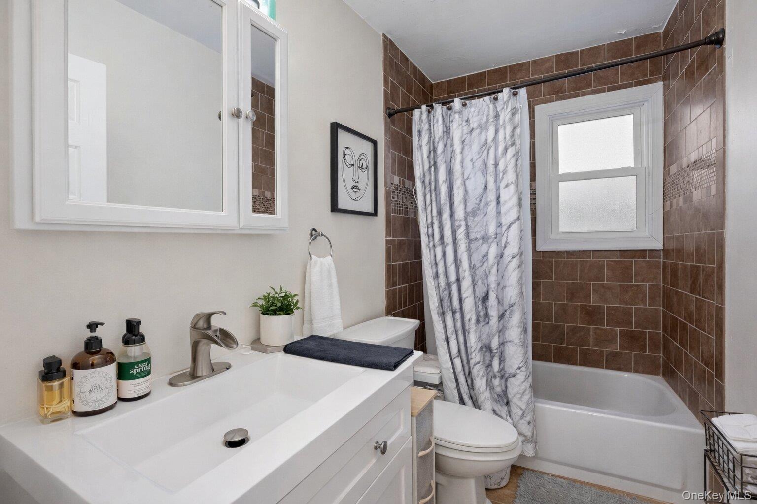 #12 photo, 23 Pineview Boulevard, সাফোক কাউন্টি Central Islip , NY 11722