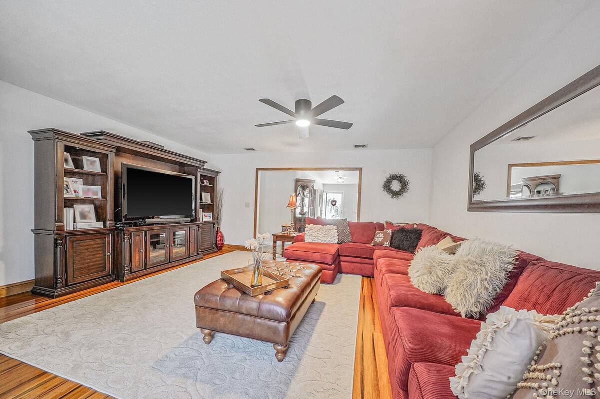 #20 photo, 3 Biscayne Avenue, সাফোক কাউন্টি Farmingville , NY 11738