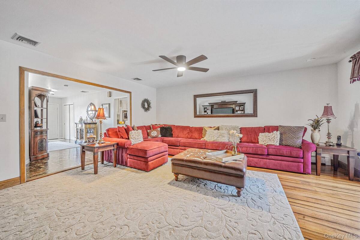 #21 photo, 3 Biscayne Avenue, সাফোক কাউন্টি Farmingville , NY 11738