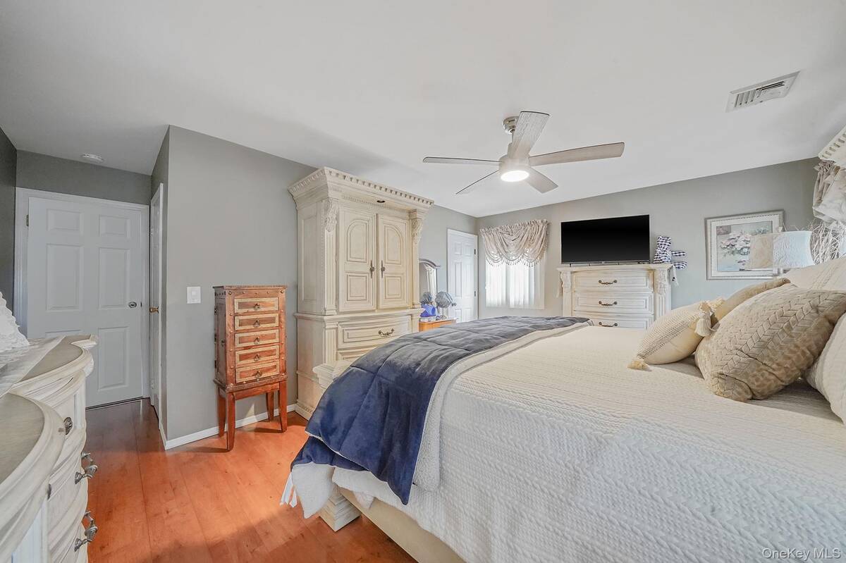 #23 photo, 3 Biscayne Avenue, সাফোক কাউন্টি Farmingville , NY 11738