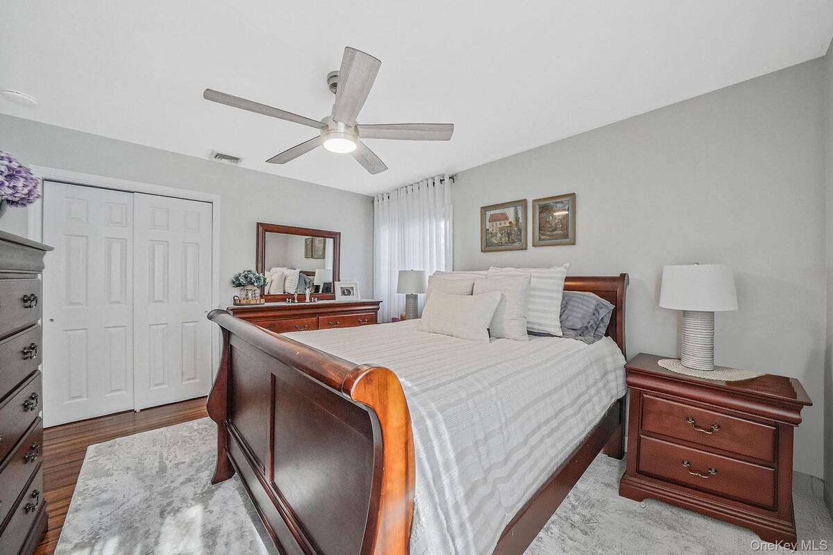 #25 photo, 3 Biscayne Avenue, সাফোক কাউন্টি Farmingville , NY 11738