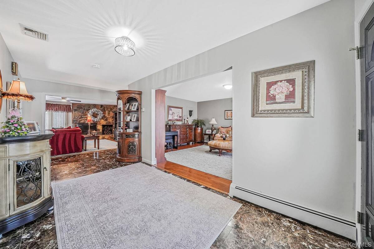 #3 photo, 3 Biscayne Avenue, সাফোক কাউন্টি Farmingville , NY 11738