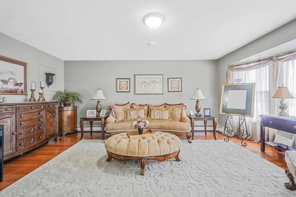 #8 photo, 3 Biscayne Avenue, সাফোক কাউন্টি Farmingville , NY 11738