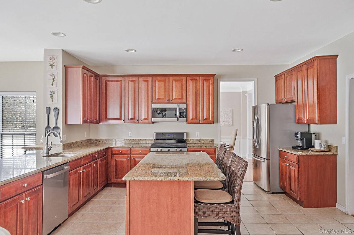 #10 photo, 27 Avolet Court, Mount Sinai , NY 11766