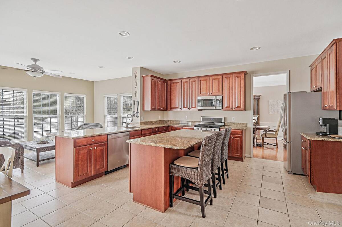 #11 photo, 27 Avolet Court, Mount Sinai , NY 11766