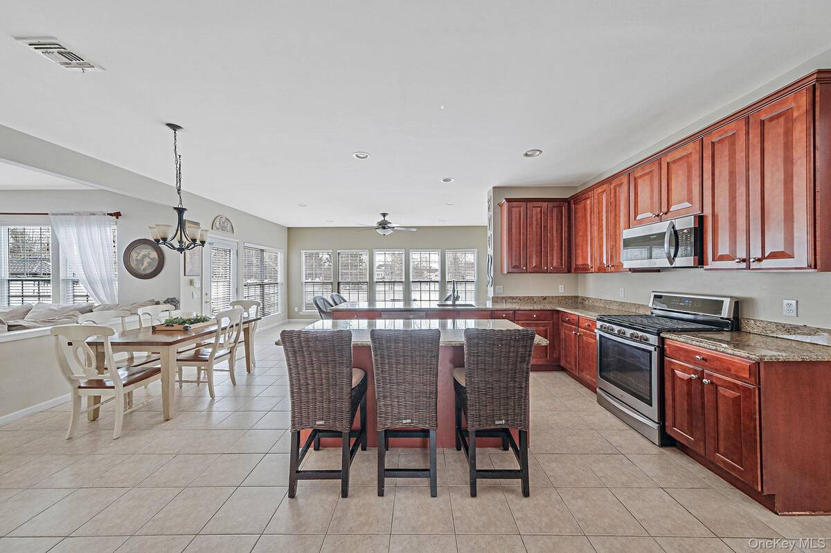 #12 photo, 27 Avolet Court, Mount Sinai , NY 11766