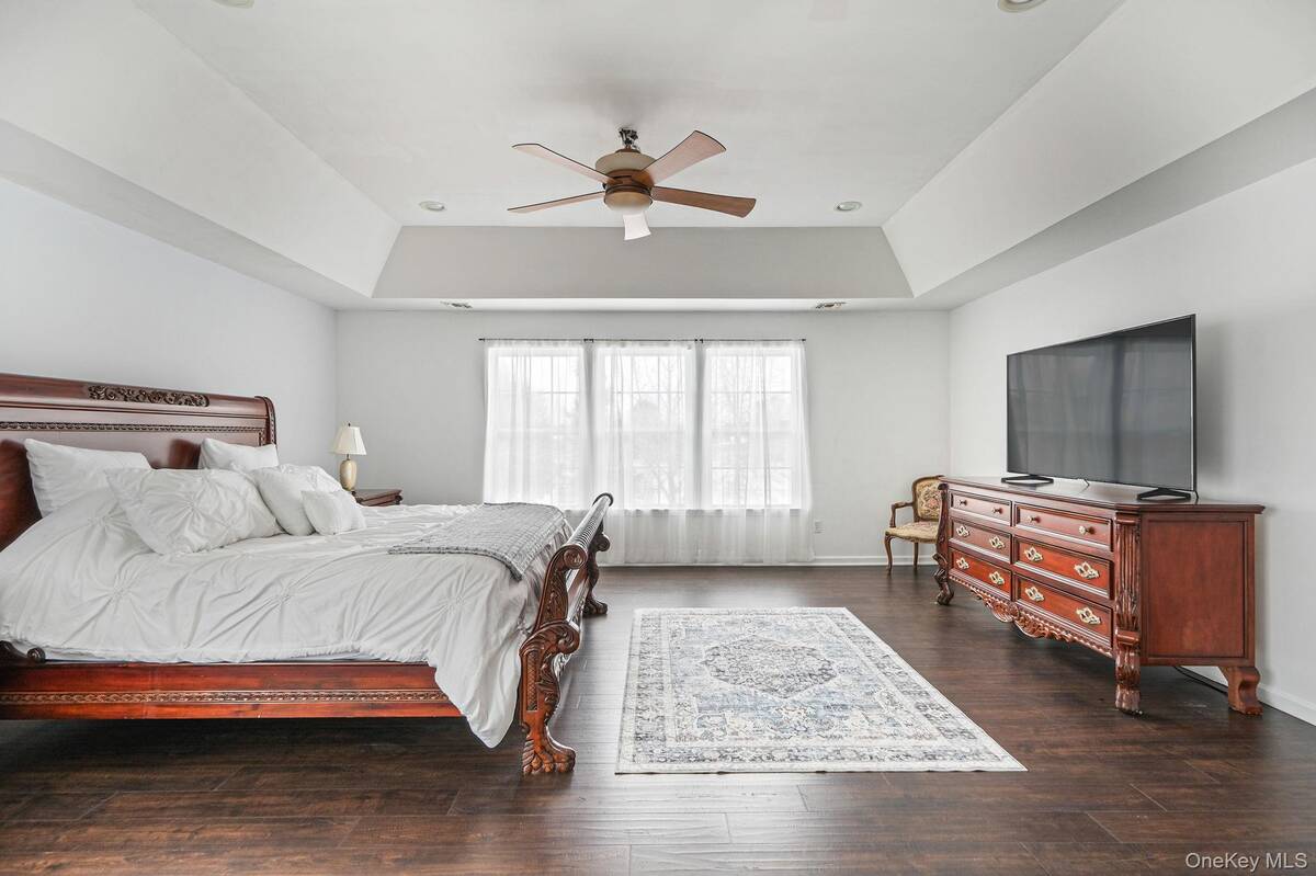 #20 photo, 27 Avolet Court, Mount Sinai , NY 11766