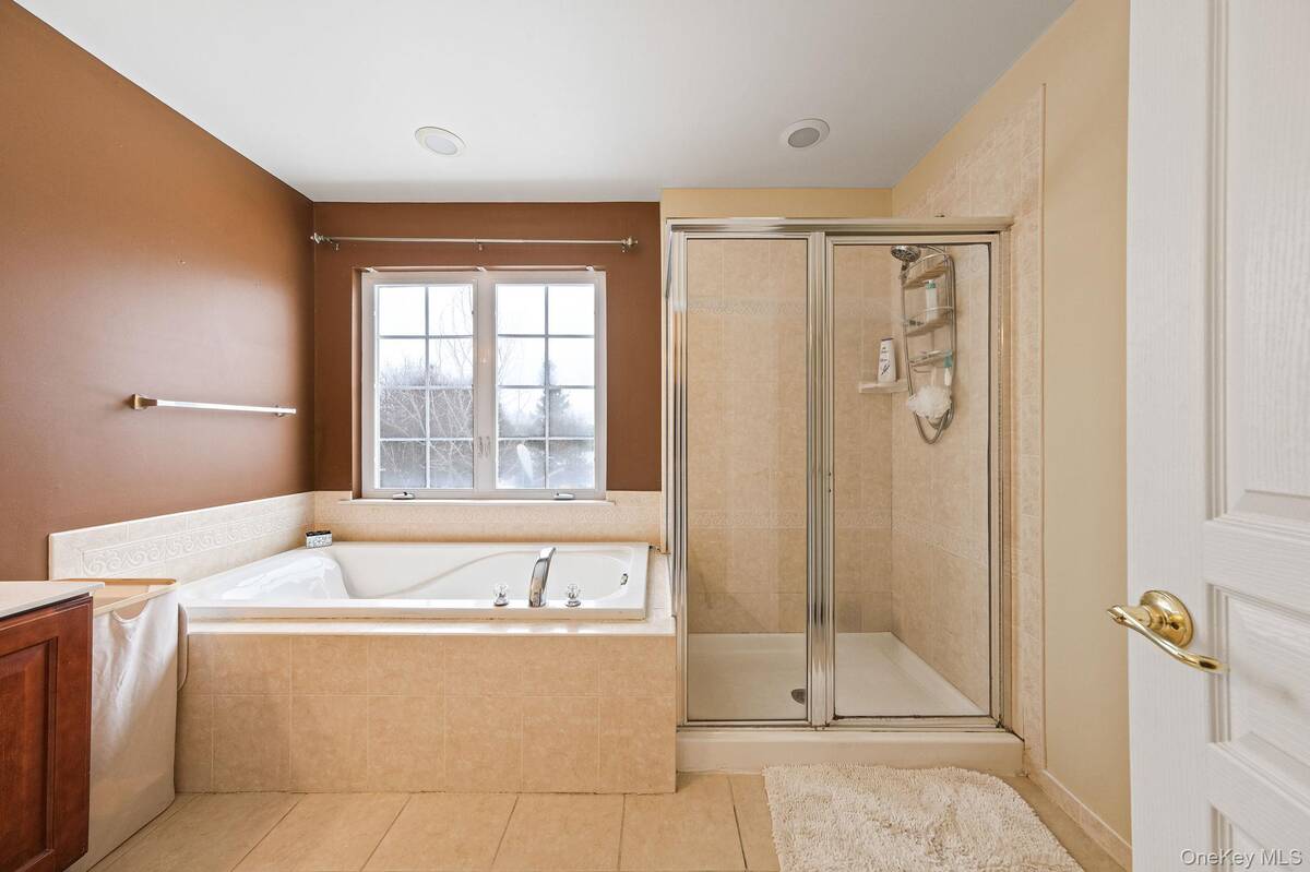 #21 photo, 27 Avolet Court, Mount Sinai , NY 11766