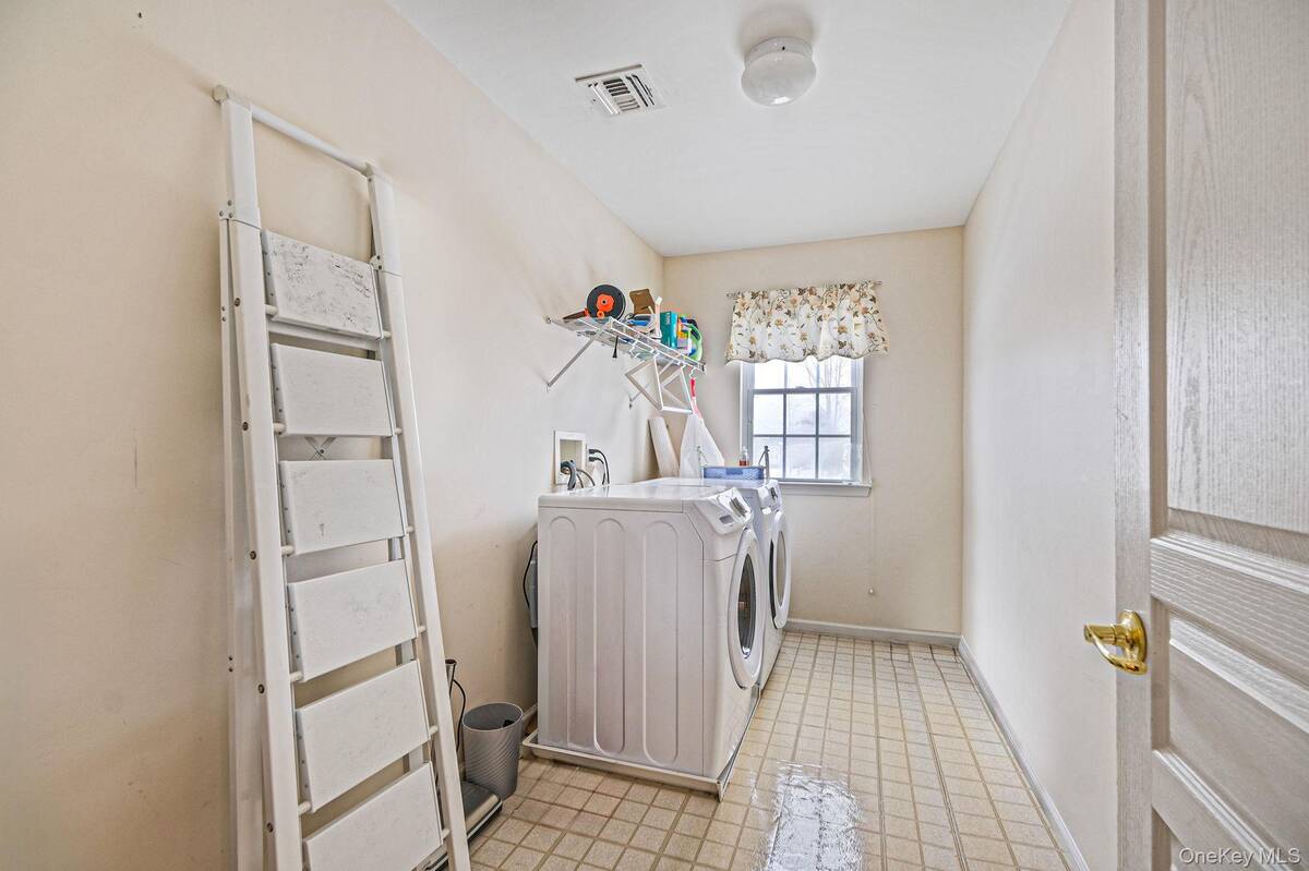 #28 photo, 27 Avolet Court, Mount Sinai , NY 11766