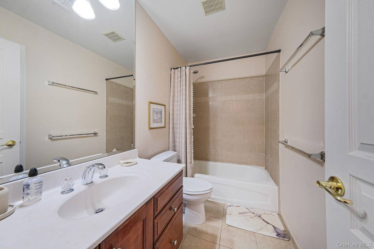 #29 photo, 27 Avolet Court, Mount Sinai , NY 11766