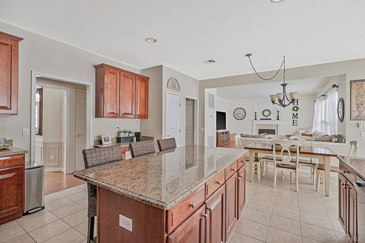 #8 photo, 27 Avolet Court, Mount Sinai , NY 11766