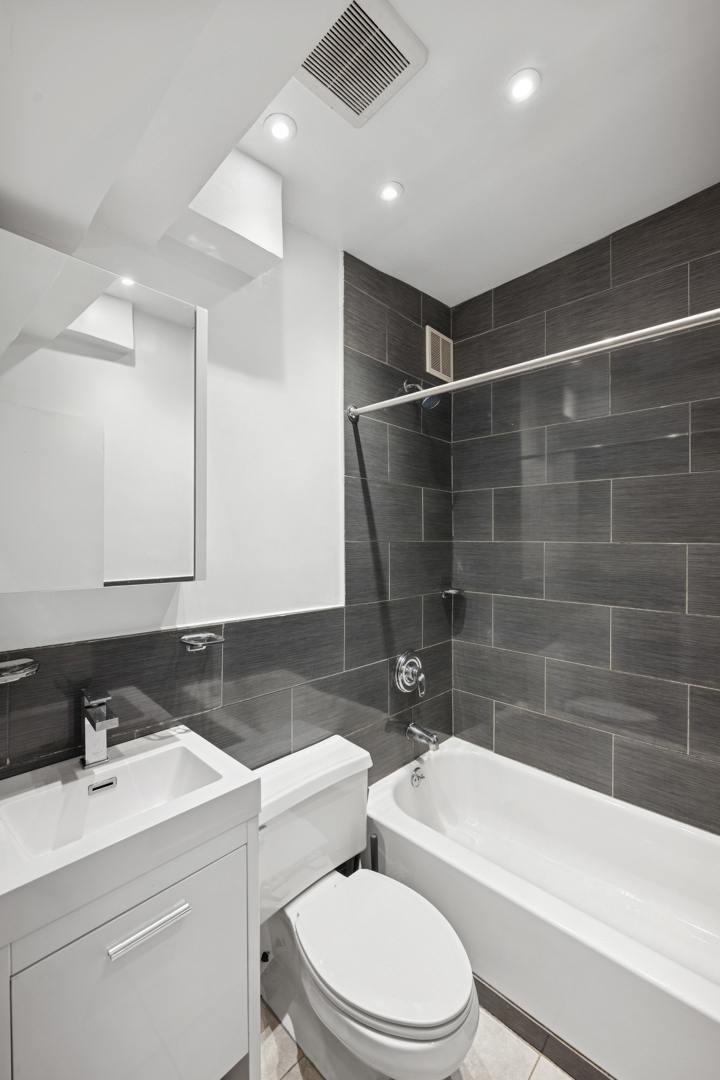 #6 photo, 222 1ST Avenue, 맨해튼 East Village , NY 10009