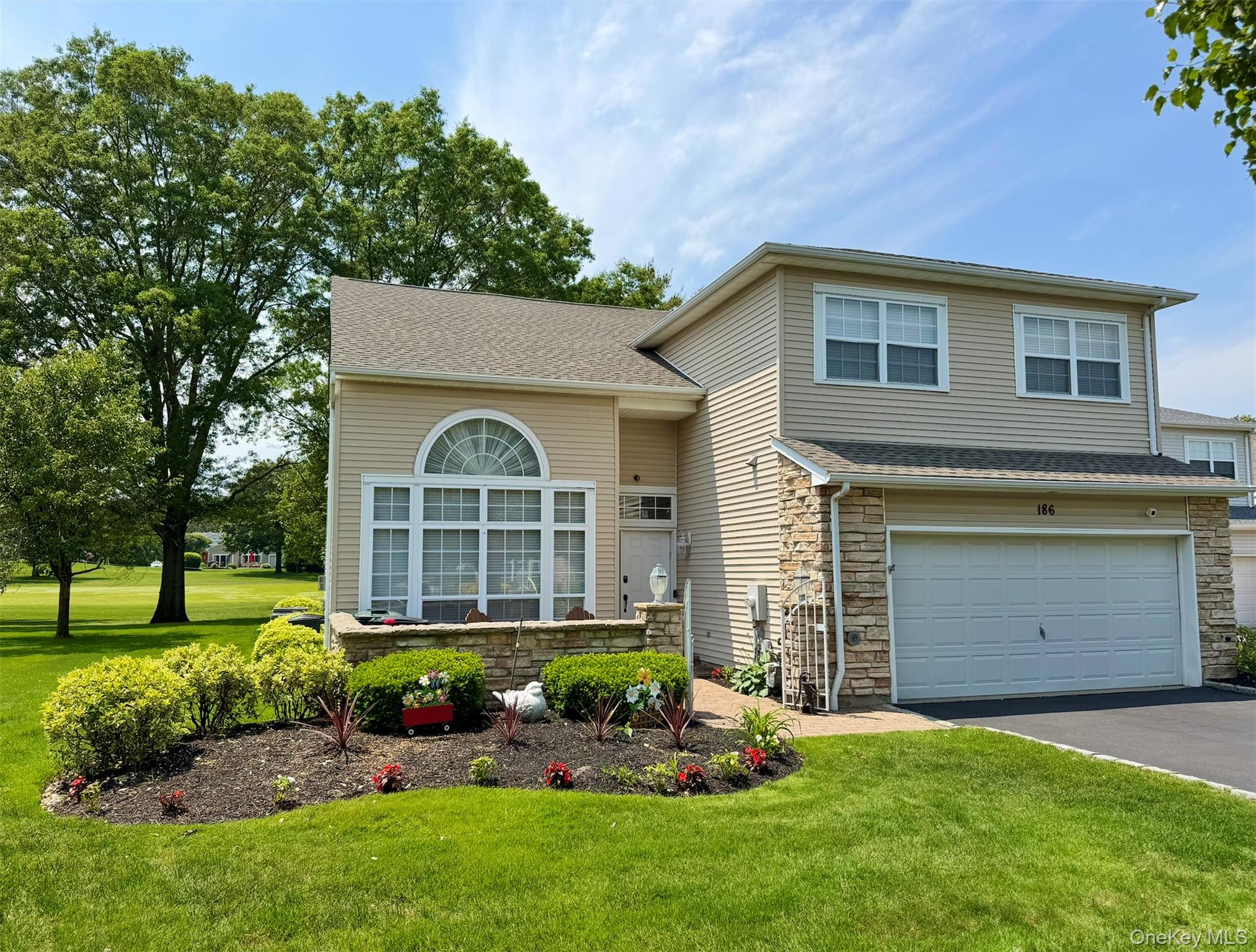 #1 photo, 186 Windwatch Drive, מחוז סאפוק Hauppauge , NY 11788