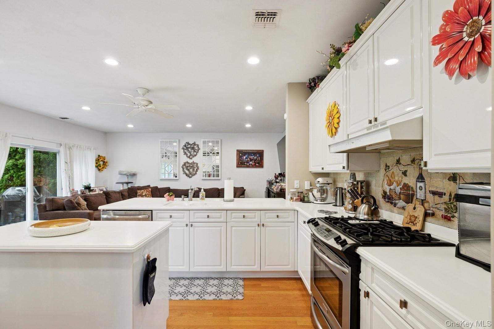 #6 photo, 186 Windwatch Drive, מחוז סאפוק Hauppauge , NY 11788