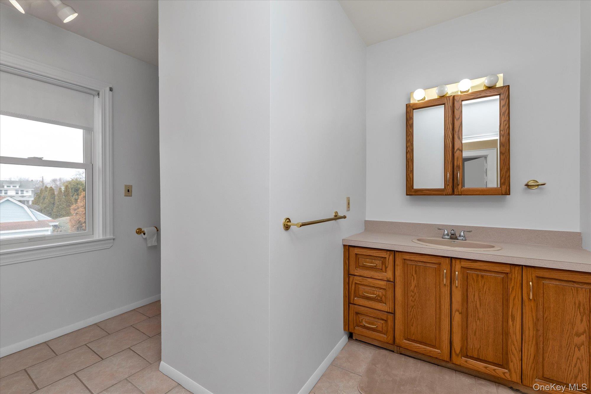 #19 photo, 23 Thompson Place, ناسو Lynbrook , NY 11563