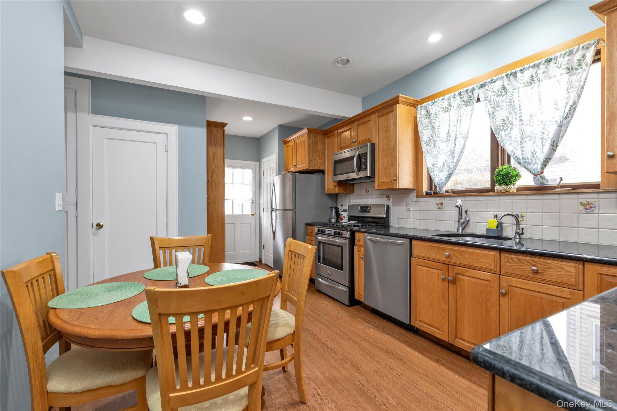 #8 photo, 23 Thompson Place, ناسو Lynbrook , NY 11563