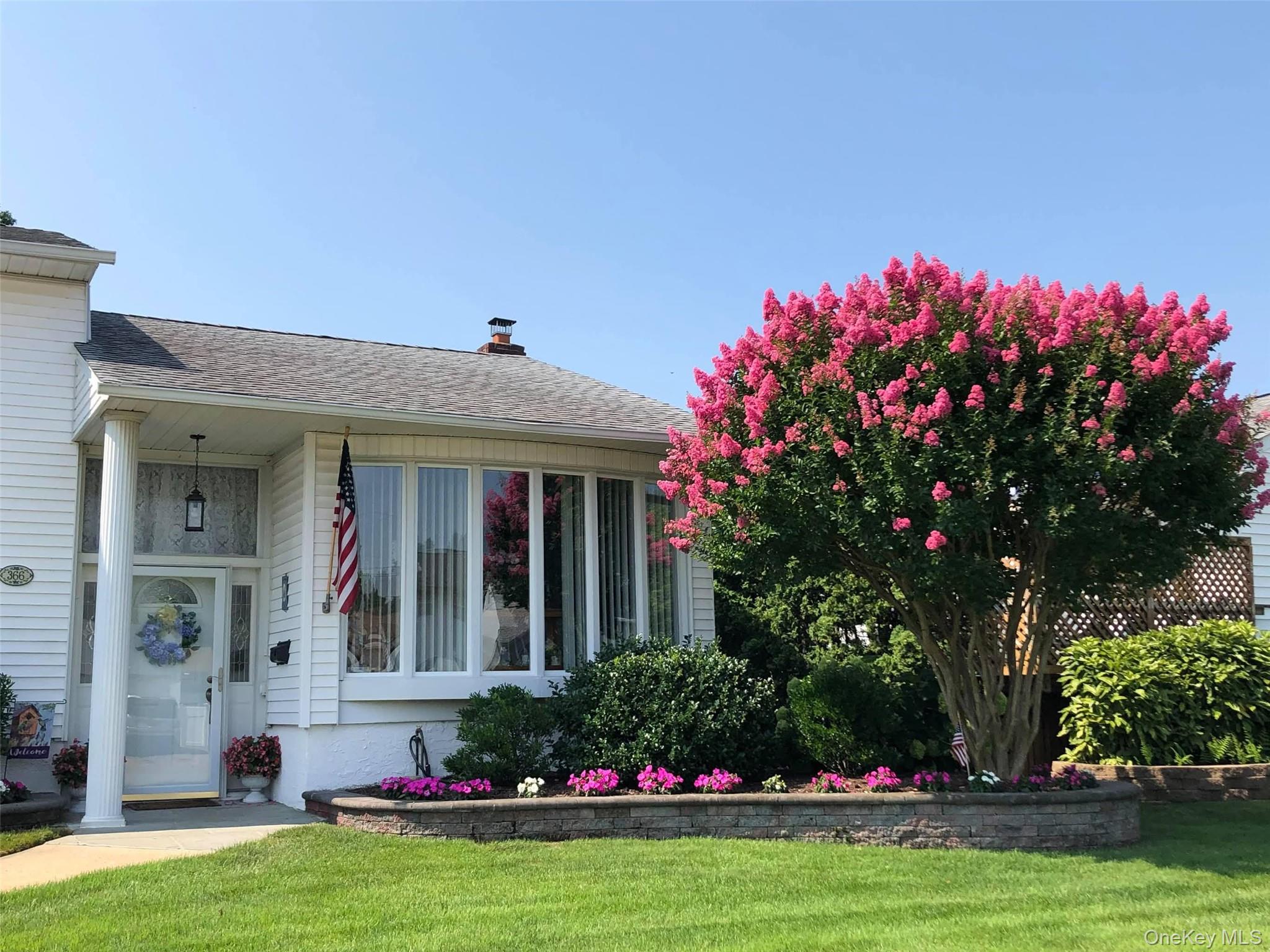 #1 photo, 366 Clearmeadow Drive, מחוז נסאו East Meadow , NY 11554