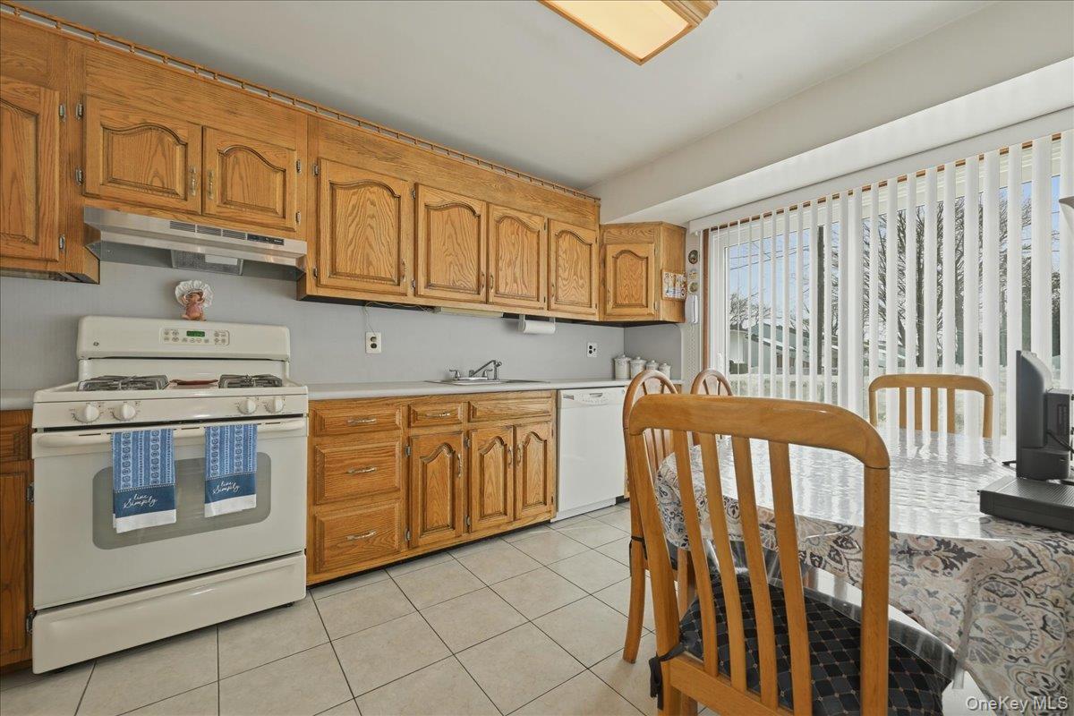 #11 photo, 366 Clearmeadow Drive, מחוז נסאו East Meadow , NY 11554