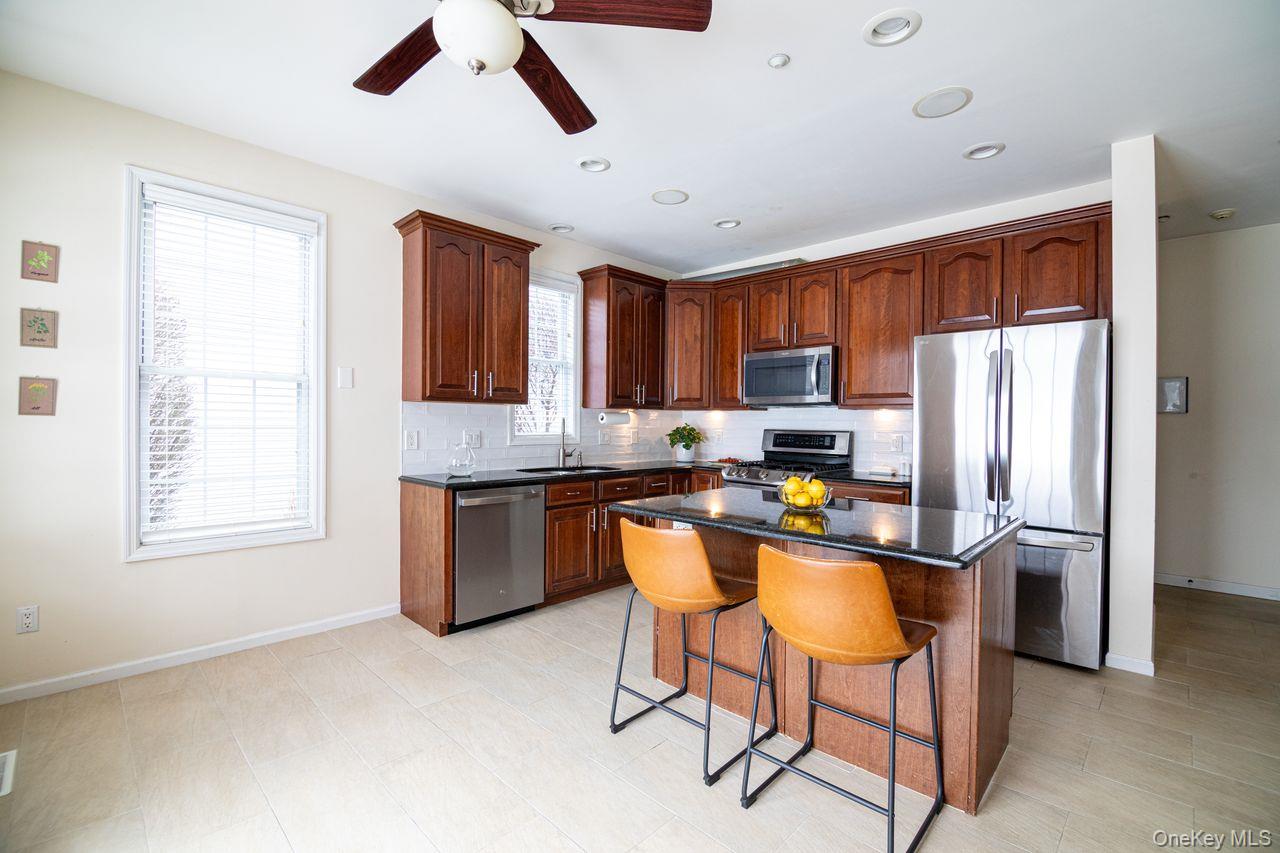 #11 photo, 141 Friendship Court, White Plains , NY 10603