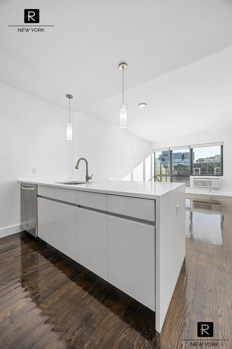 #5 photo, 11-25 45th Avenue, Long Island City , NY 11101