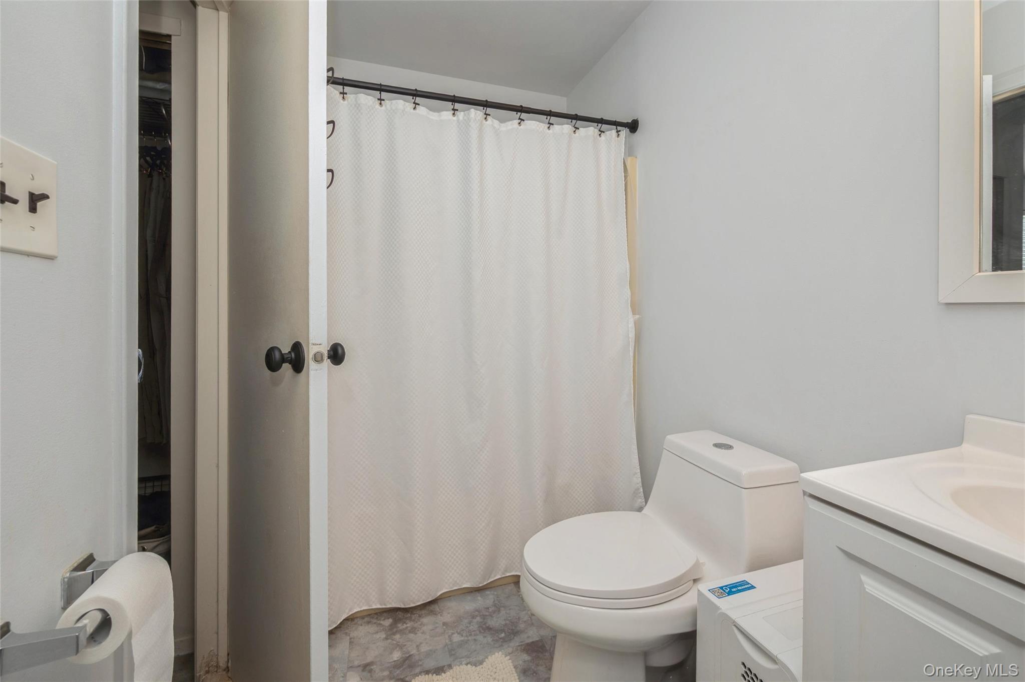 #15 photo, 615 Broadway, Amityville , NY 11701