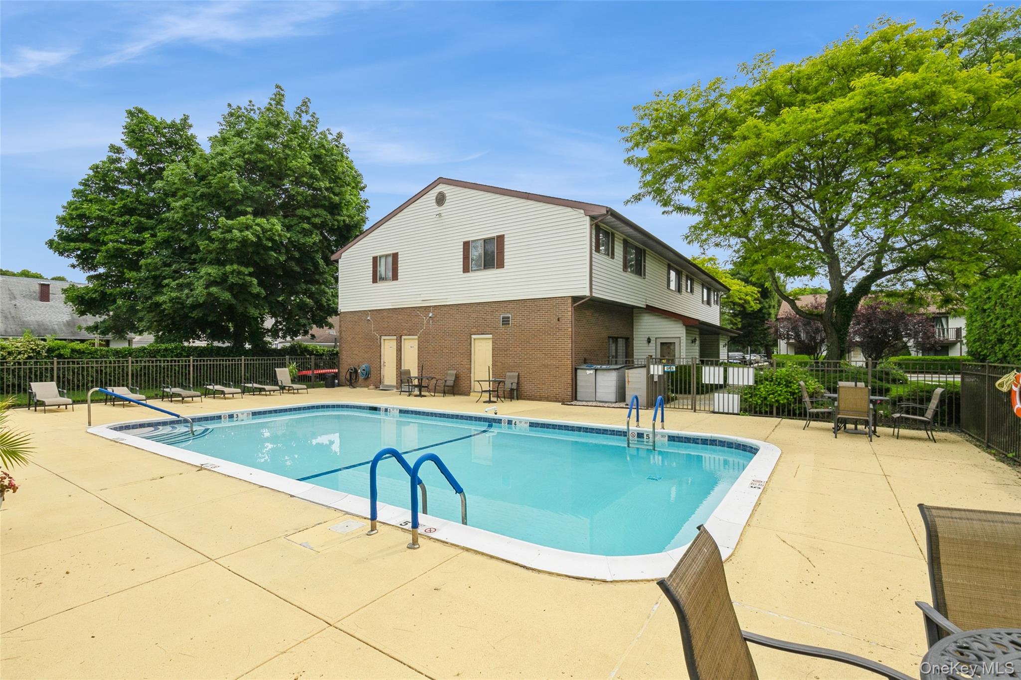 #16 photo, 615 Broadway, Amityville , NY 11701