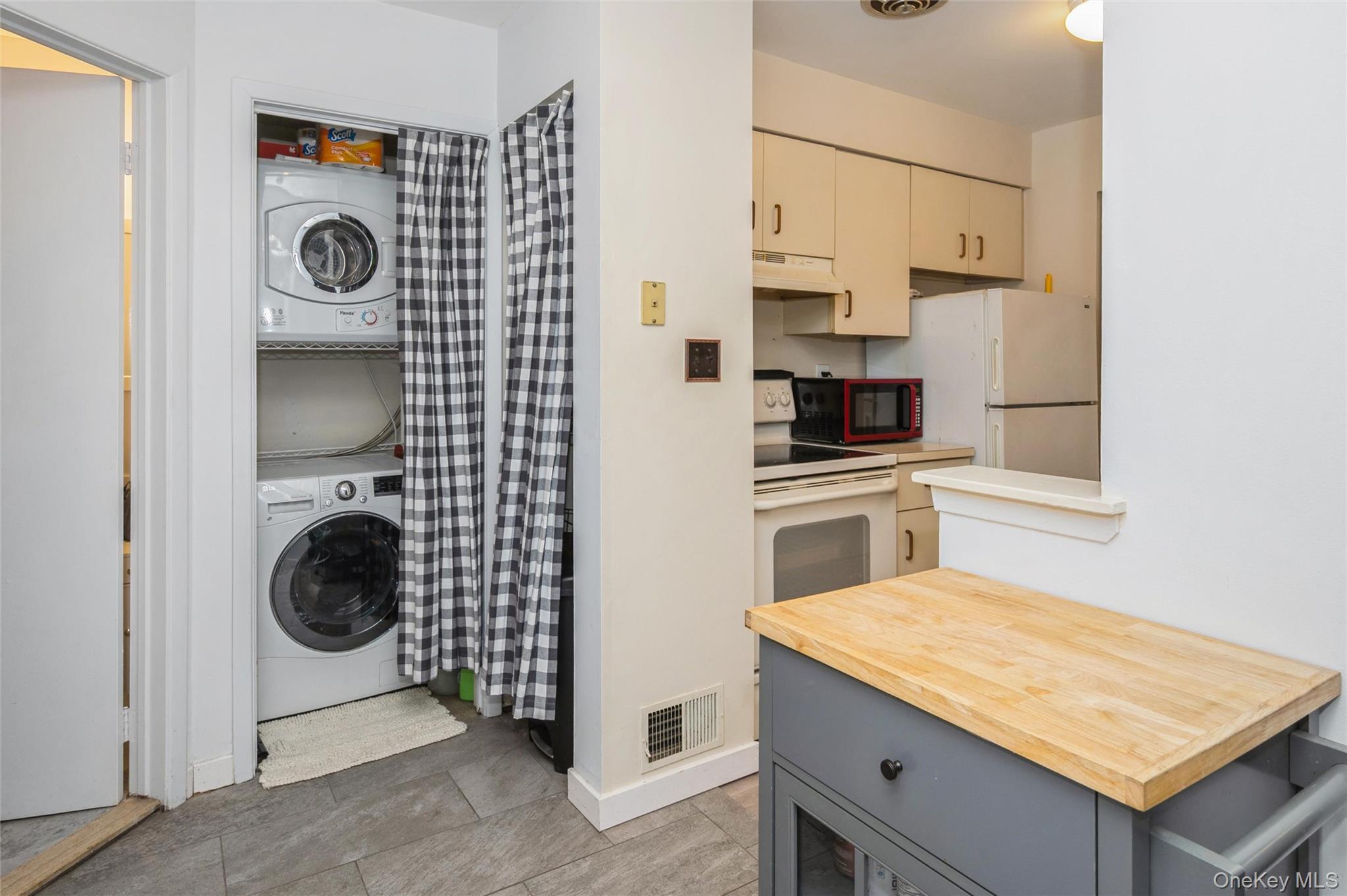 #8 photo, 615 Broadway, Amityville , NY 11701