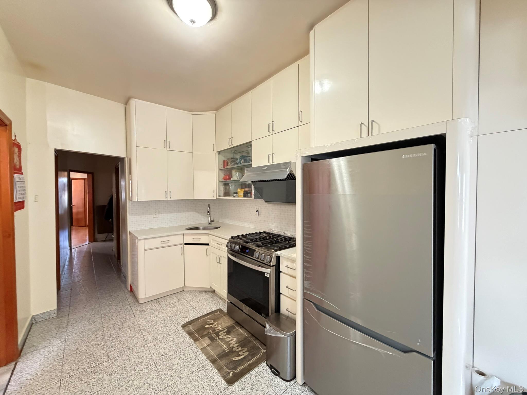 #12 photo, 54-35 69th Lane, كوينز Maspeth , NY 11378